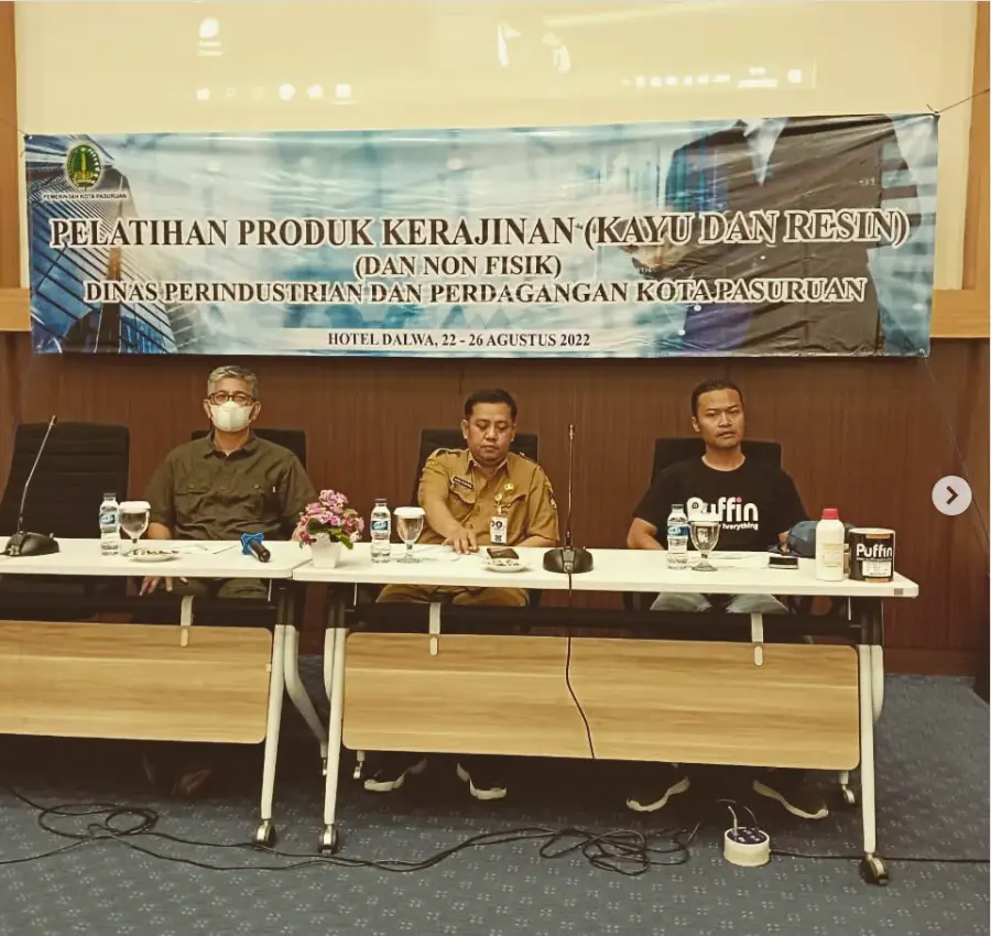 Gunawan dalam pelatihan produk kerajinan kayu dan resin bersama Disperindag Kota Pasuruan