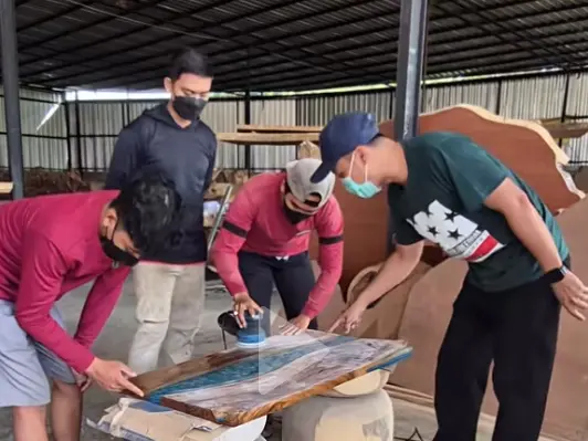 Pendampingan tim Bali Wood Factory Banyuwangi saat mengerjakan meja resin